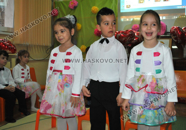 Деца с поздравителен концерт за Деня на майката