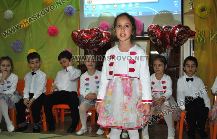 Деца с поздравителен концерт за Деня на майката