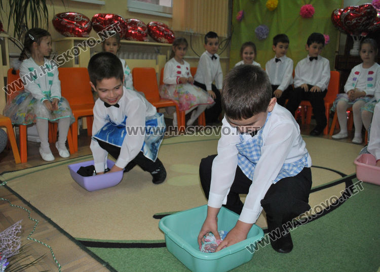 Деца с поздравителен концерт за Деня на майката