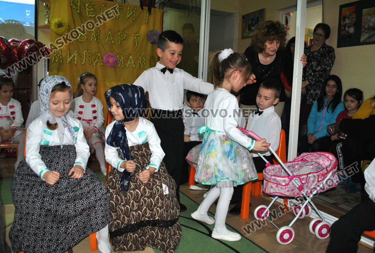 Деца с поздравителен концерт за Деня на майката