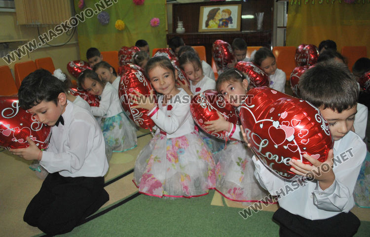 Деца с поздравителен концерт за Деня на майката