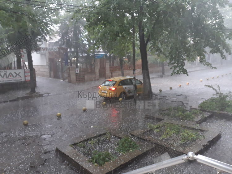 Чака ни дъждовен и ветровит Осми март в Кърджали