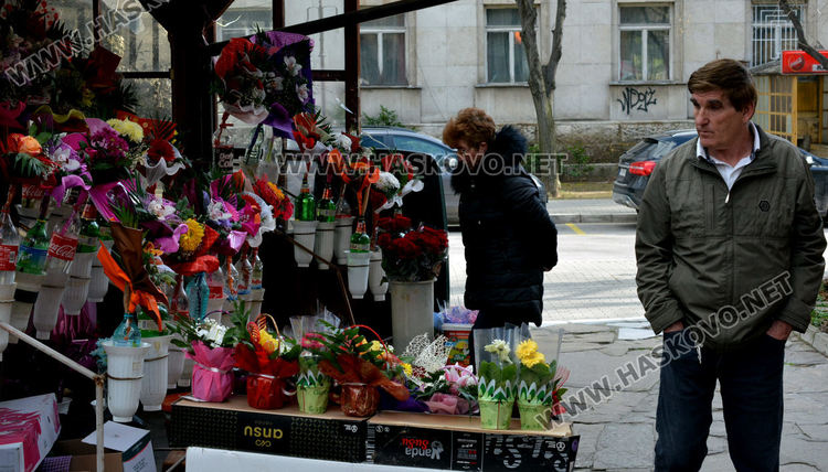 Оживление по пазарите и магазините за цветя на 8-ми март в Хасково