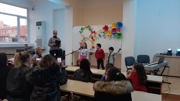 Децата от езиков център "Дино" сътвориха вълнуваща емоция за своите майки за 8 март