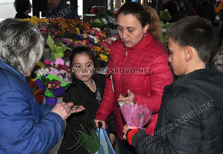 Оживление по пазарите и магазините за цветя на 8-ми март в Хасково