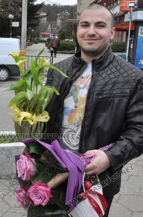 Оживление по пазарите и магазините за цветя на 8-ми март в Хасково