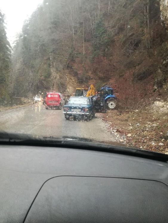 Тръгнаха свлачища.Река Триградска пред преливане.