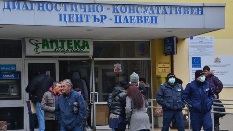 Напрежение пред болницата в Плевен, Кирил Ананиев твърди, че организацията е перфектна 