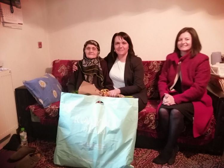 Илкнур Кязим посети най-възрастната жена в Момчилград за 8-ми март