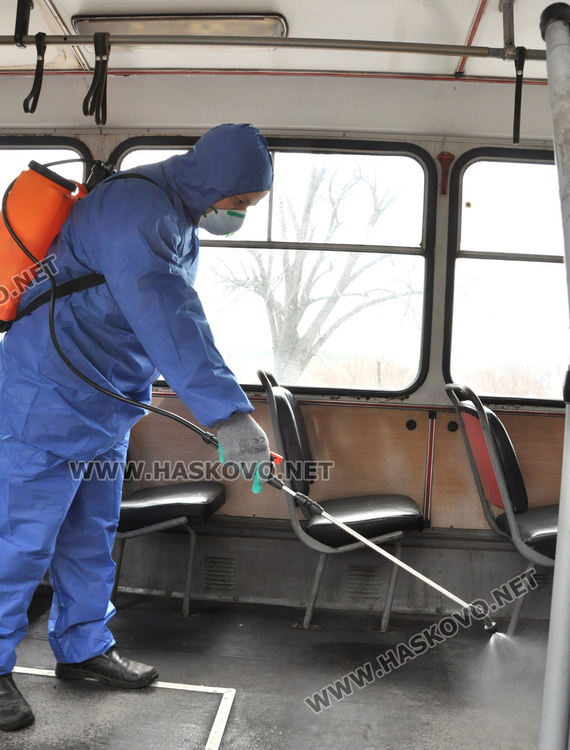 Дезинфекцират в градския транспорт превантивно срещу Ковид-19