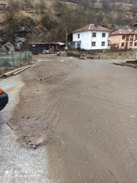 Изпускат контролирано язовир "Цанков камък"