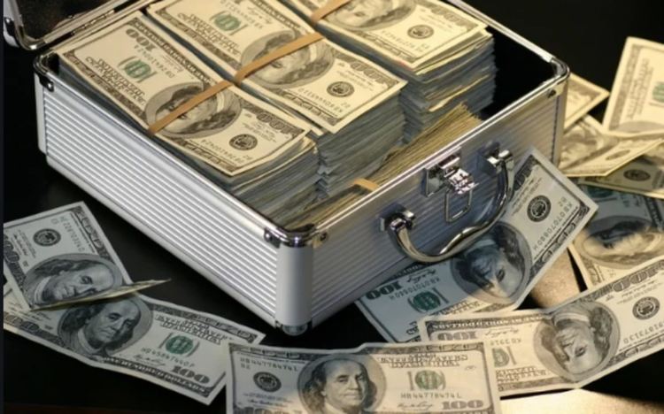 Арестуваха младеж, пробутвал фалшиви долари