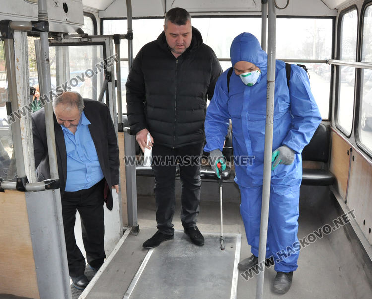 Дезинфекцират в градския транспорт превантивно срещу Ковид-19
