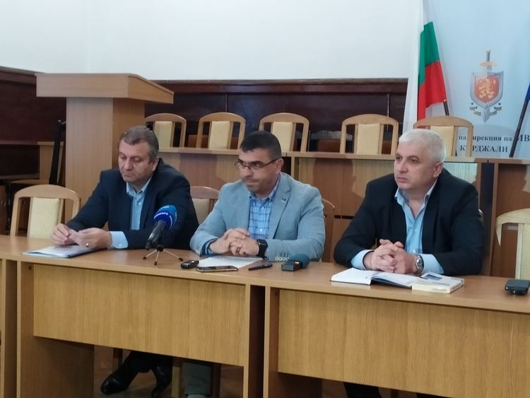 Закопчаха по долни гащи група лихвари в Махалата на Кърджали, щурмуваха ги в 6,30 сутринта