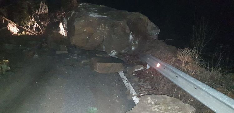 Срутище блокира Буйново, още разчистват пътя