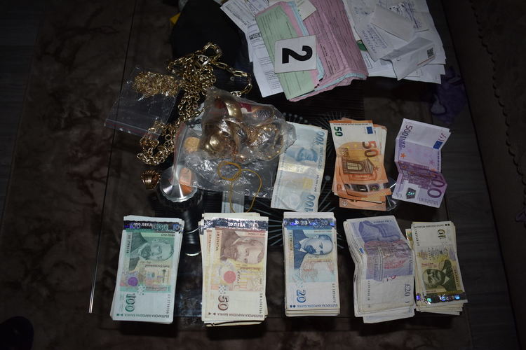 Закопчаха по долни гащи група лихвари в Махалата на Кърджали, щурмуваха ги в 6,30 сутринта