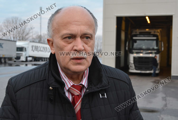 Доставиха два тира с маски и предпазни облекла от Турция