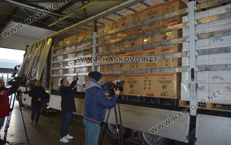 Доставиха два тира с маски и предпазни облекла от Турция