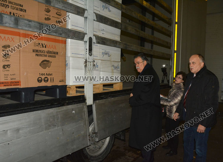 Доставиха два тира с маски и предпазни облекла от Турция