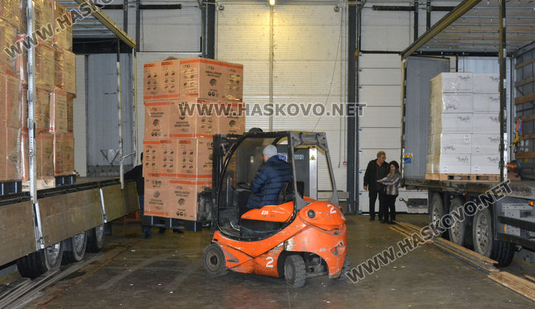 Доставиха два тира с маски и предпазни облекла от Турция