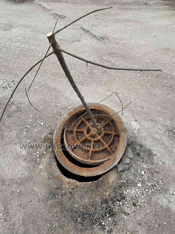 Брутална шахта на хасковска улица дебне разсеяни минувачи