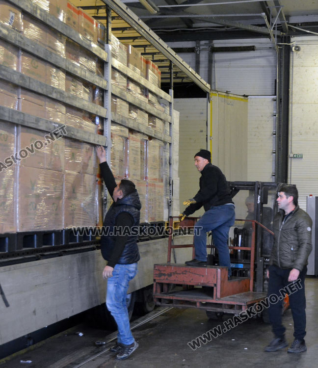 Доставиха два тира с маски и предпазни облекла от Турция