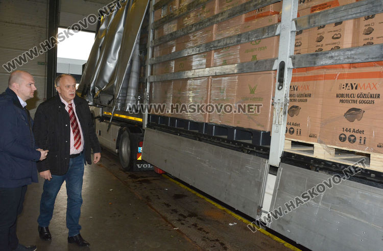 Доставиха два тира с маски и предпазни облекла от Турция