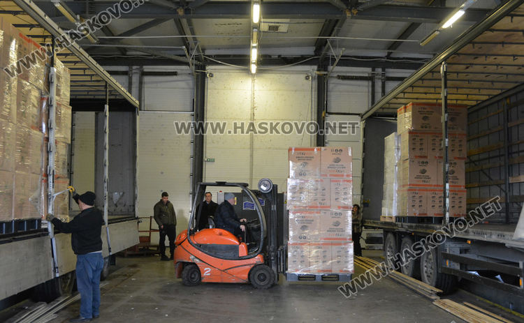 Доставиха два тира с маски и предпазни облекла от Турция