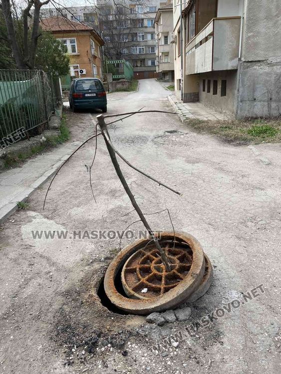 Брутална шахта на хасковска улица дебне разсеяни минувачи
