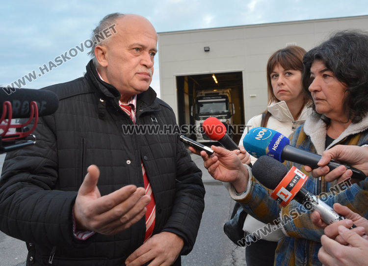 Доставиха два тира с маски и предпазни облекла от Турция