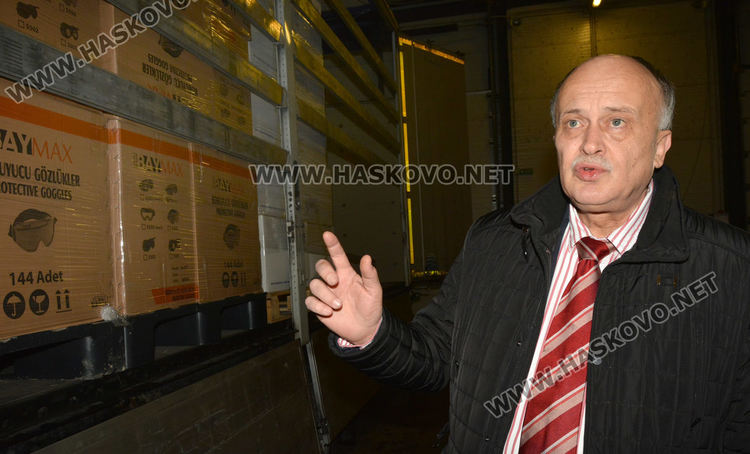 Доставиха два тира с маски и предпазни облекла от Турция