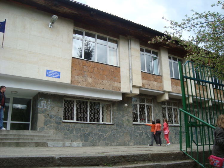 Учениците влизат само през един вход. Школата запасени с дезинфектанти