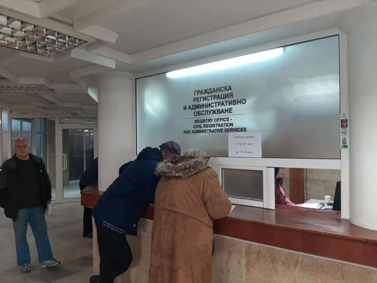 Над хиляда души подали декларации за доходите за ден, от НАП призовават да не ходят в офисите им