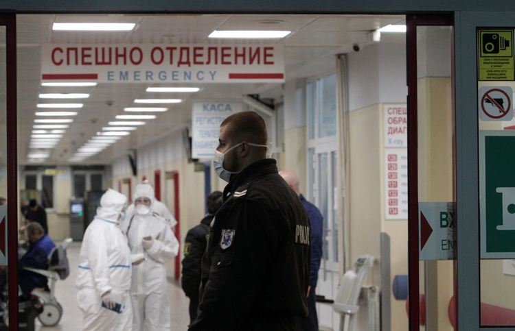 Съпругът на починалата с коронавирус е в критично състояние