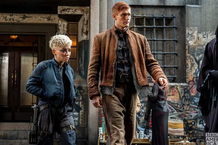 Марама Корлет и Адам Хъгил като ефрейтор Ангуа и полицай Керът.