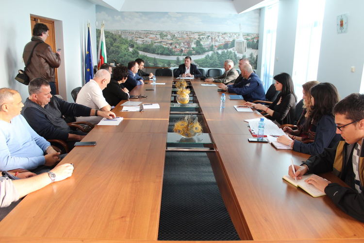 Общината и МВР започват проверки дали са затворени заведенията в Хасково