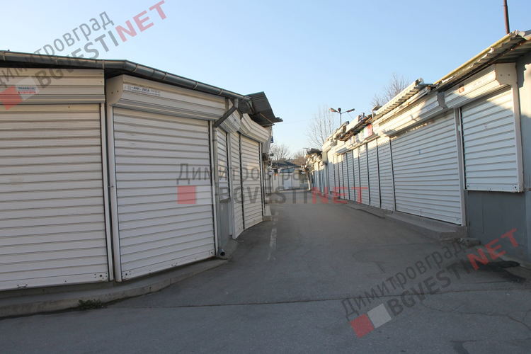 На петък, 13-ти, Неделния пазар осъмна затворен и под охрана заради Коронавируса