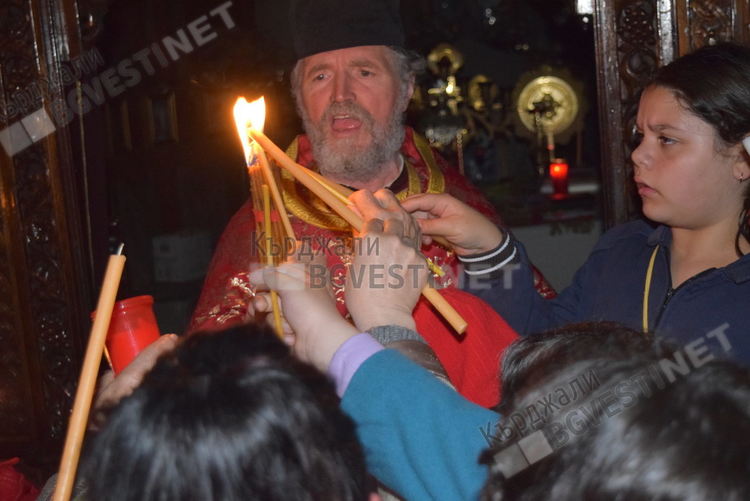 Миряни от Кърджали искат причастие на Великден с лъжички за еднократна употреба, други настояват да се спази канона