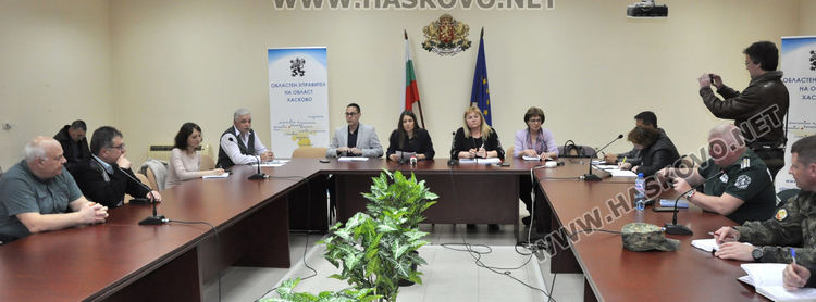 Полицаи въдворяват трима, неспазили домашната карантина в Хасковско