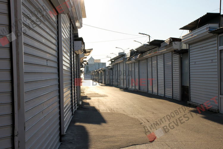 На петък, 13-ти, Неделния пазар осъмна затворен и под охрана заради Коронавируса