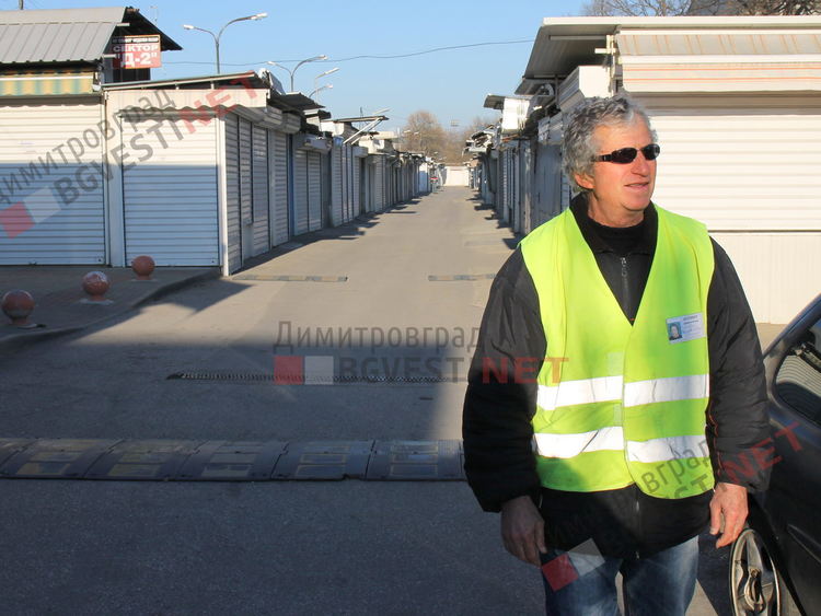 На петък, 13-ти, Неделния пазар осъмна затворен и под охрана заради Коронавируса