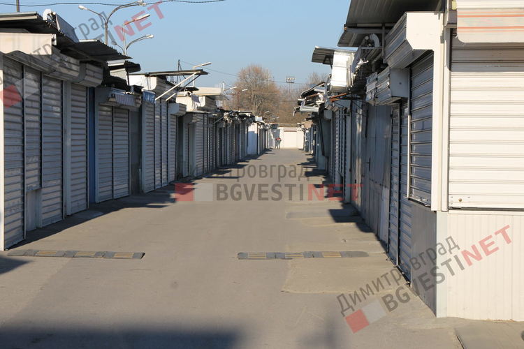 На петък, 13-ти, Неделния пазар осъмна затворен и под охрана заради Коронавируса