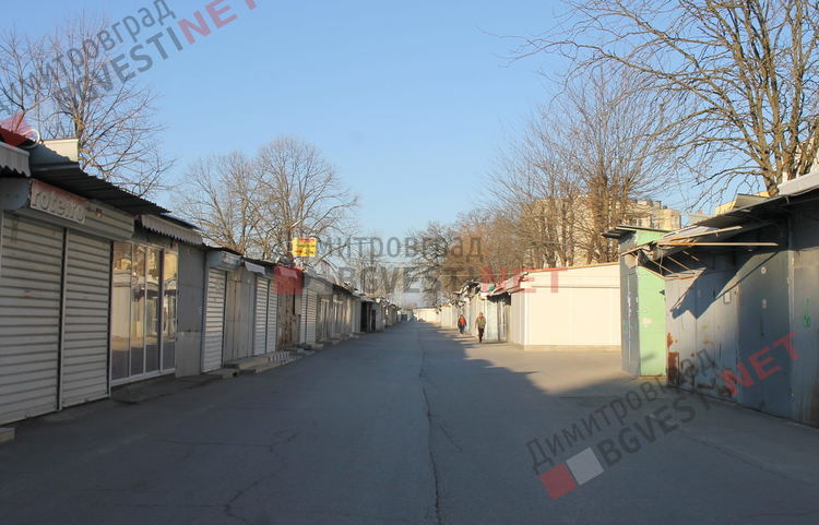 На петък, 13-ти, Неделния пазар осъмна затворен и под охрана заради Коронавируса