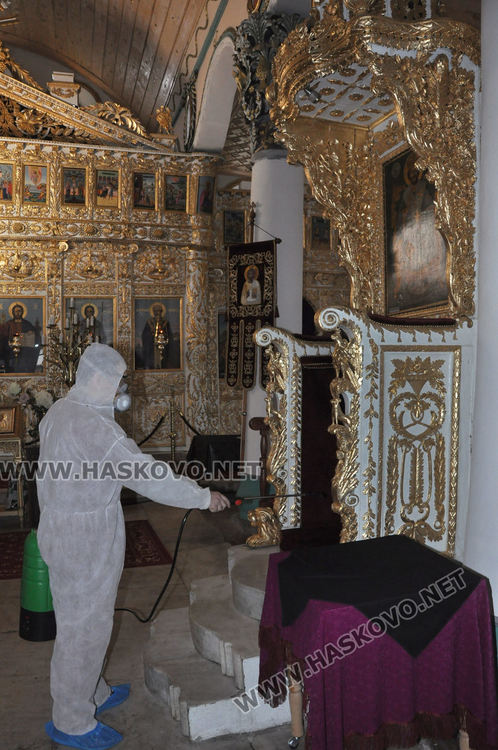 Дарител осигури дезинфекцията на църквата „Успение Богородично"