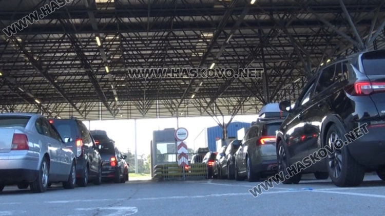 Километрични опашки към Турция и днес, спряха бързия влак България-Турция