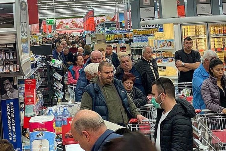 Снимка фейсбук - опашка в хипермаркет