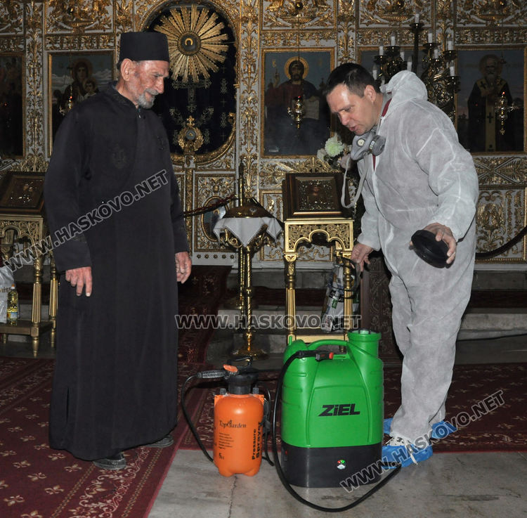 Дарител осигури дезинфекцията на църквата „Успение Богородично"