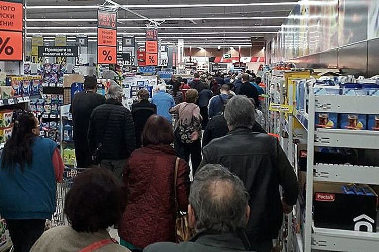 Снимка фейсбук - опашка в хипермаркет