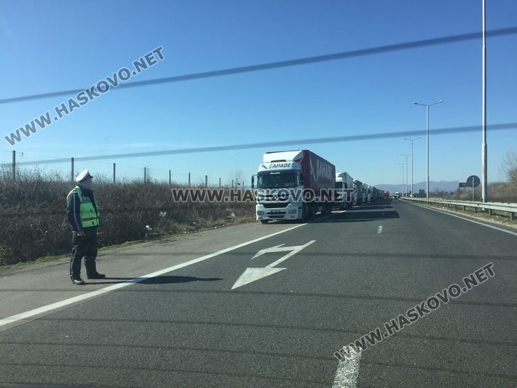 Километрични опашки към Турция и днес, спряха бързия влак България-Турция