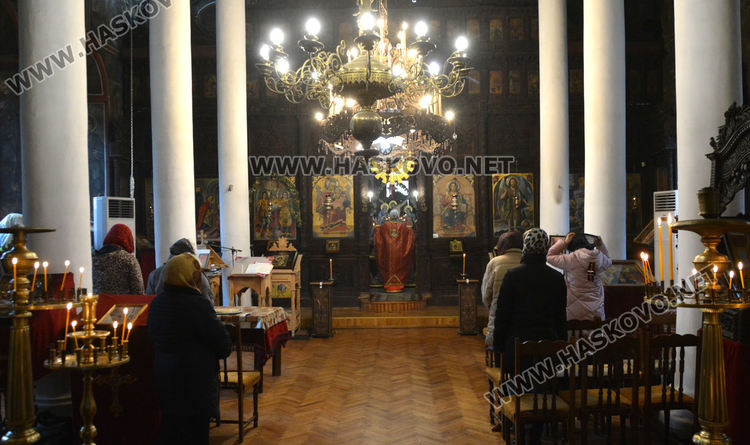 В пандемия: В църквата с една лъжичка